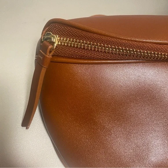 NWOT MARK & GRAHAM 100% LEATHER CROSSBODY SLING BAG IN HAZELNUT